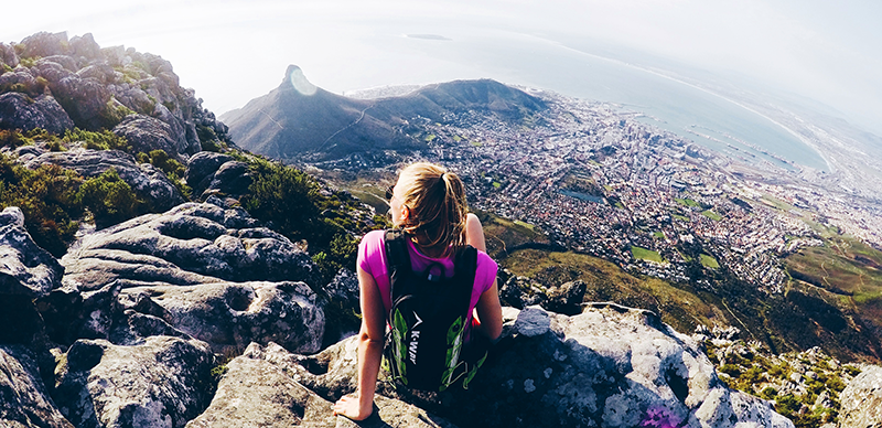 Kvinner hviler oppe i fjellet og ser ut over Cape Town