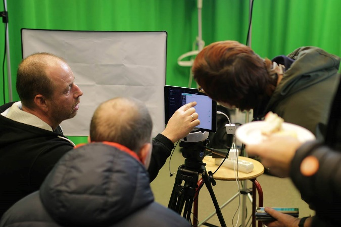 Paul Ole Hegstad from NTNU Center for Teaching and Learning demonstrates the equipment in Gjøvik's video studio