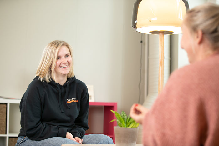 Emma Skjølberg, NTNU's student humanist, in a conversation with a woman at her office.Photo.