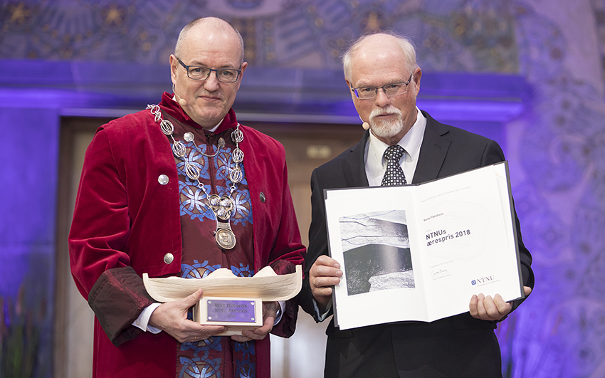 Rektor Gunnar Bovim og æresprisvinner Rune Fløisbonn. Foto: Thor Nielsen/NTNU.