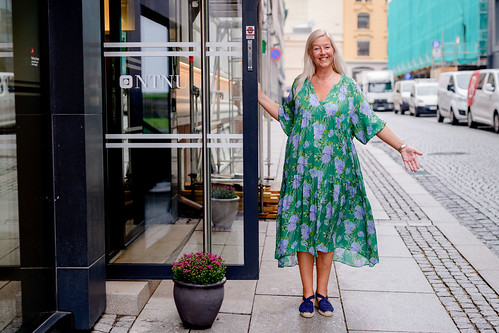 Camilla Skevik ønsker velkommen utenfor døra til NTNUs kontor i Oslo